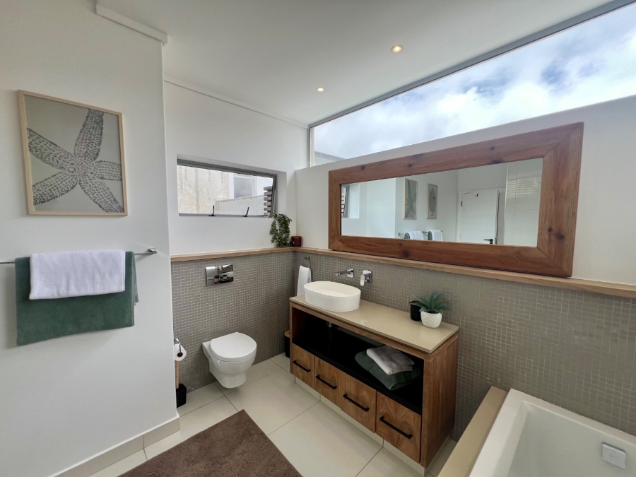 5 Bedroom Property for Sale in Oubaai Western Cape